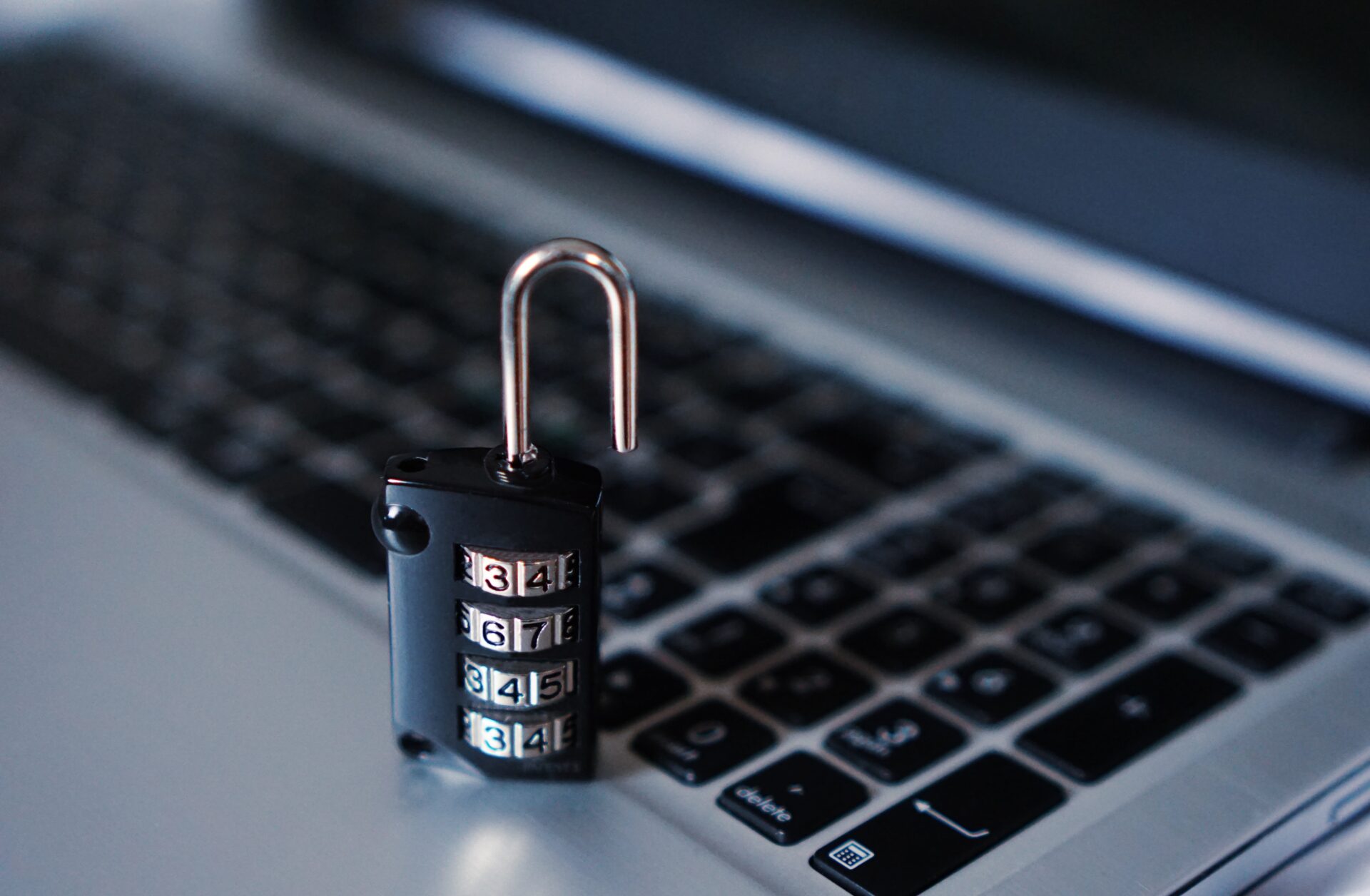 Protection des données personnelles représentée par un cadenas sur un écran d'ordinateur. Sécurité informatique et conformité au RGPD.