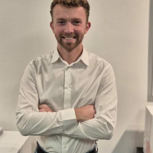 Quentin bar devant un mur blanc en chemise, consultis